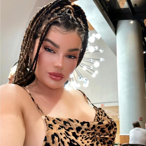 Meet your Posher, Karina - Picture 1 of 2